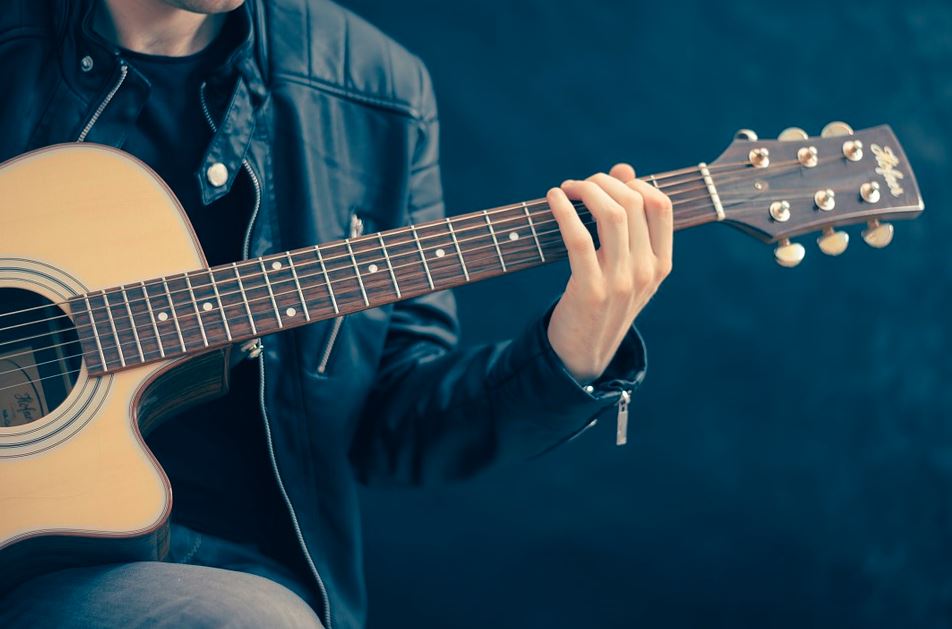 Famoso cantante turco che suona la chitarra